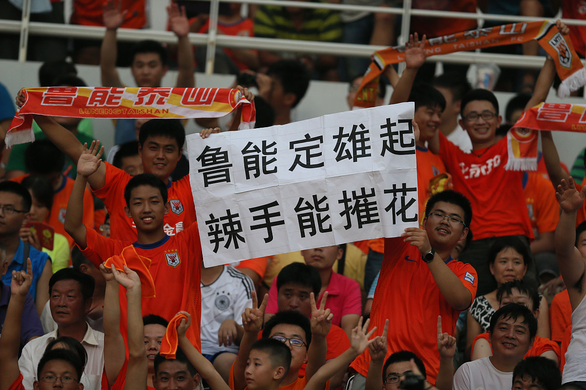 球员们奋力拼搏，带给球迷无限期待