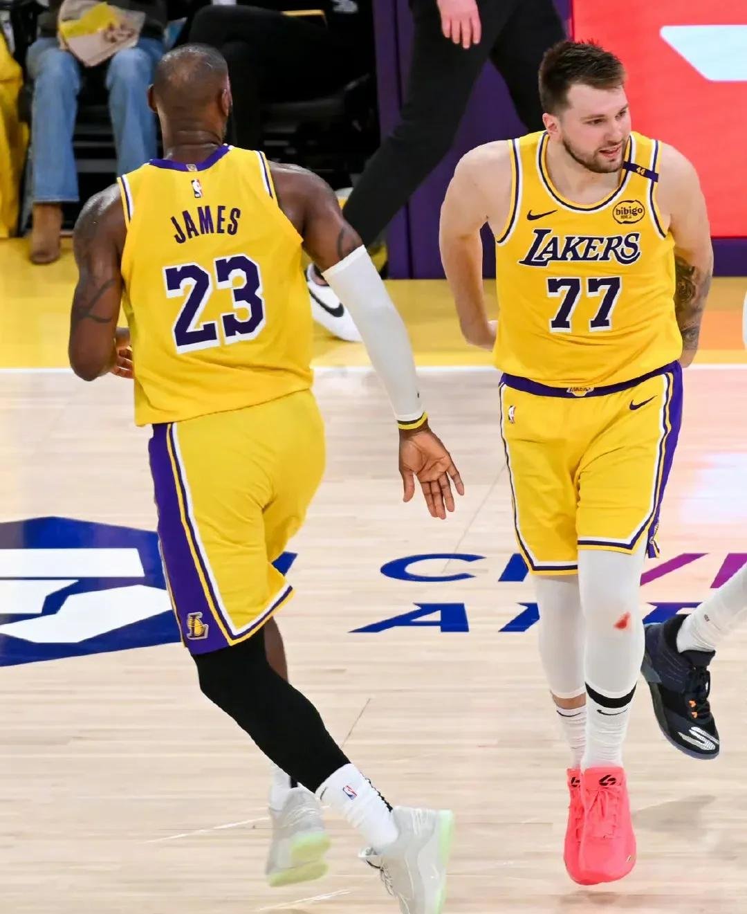 关于洛杉矶湖人力克T1，威斯布鲁克绝境下完成绝杀宿敌对决总决赛，锁定晋级资格的信息