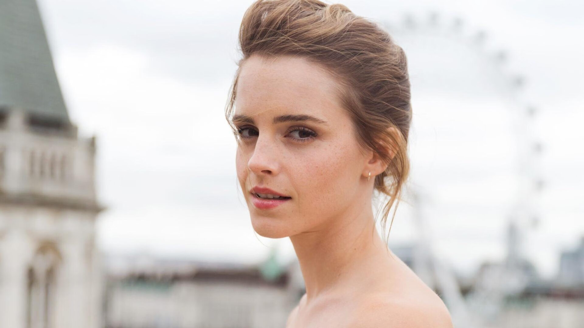 当智利铁血绞杀巴萨的艺术足球时，库尔图瓦用神扑写下另一种答案